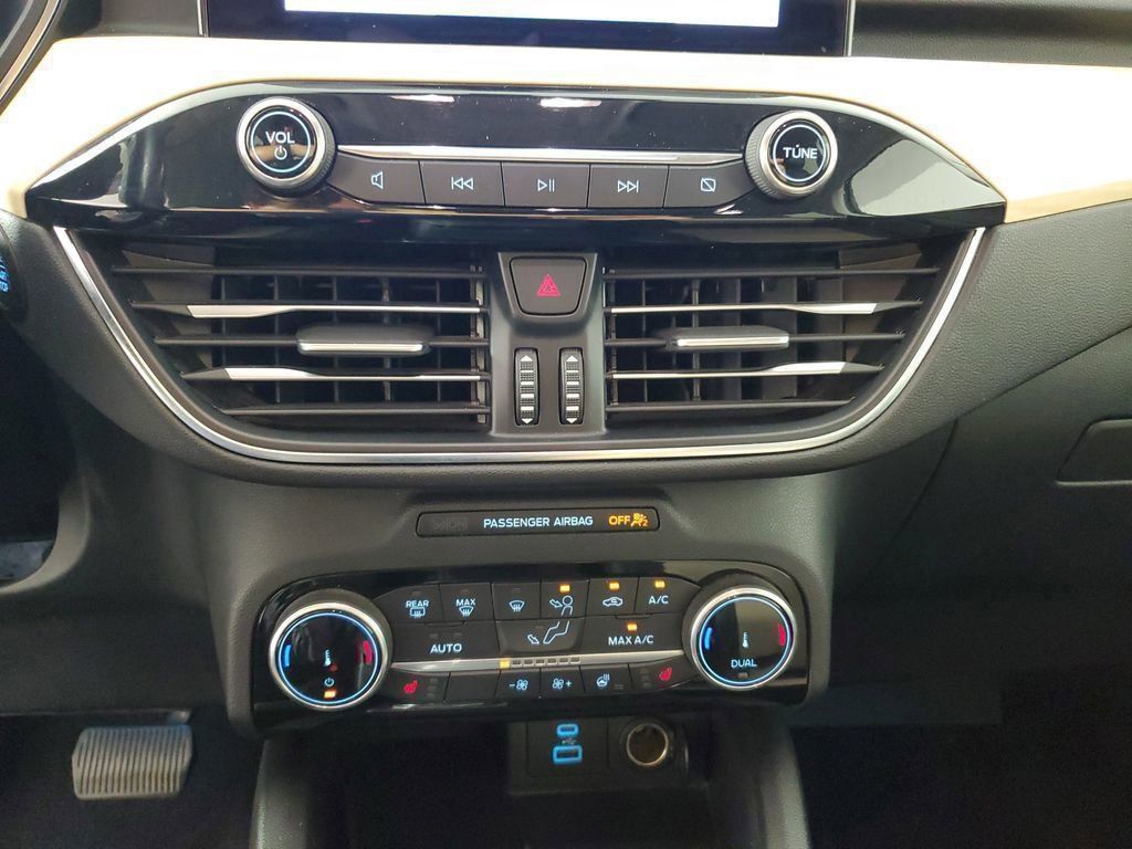 2022 Ford Escape Titanium Hybrid photo 17