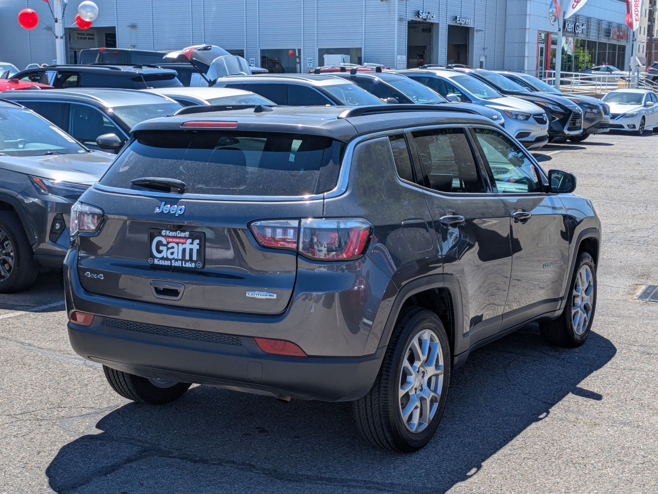 2022 Jeep Compass Latitude Lux photo 3