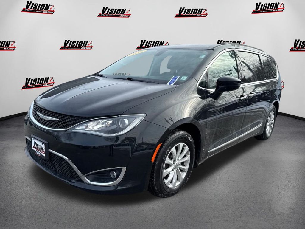 2017 Chrysler Pacifica Touring-L's photo