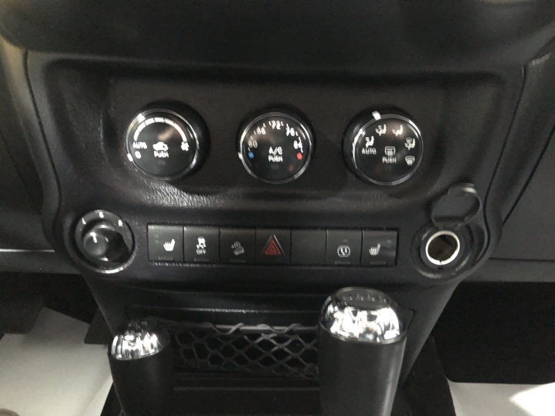 2016 Jeep Wrangler Unlimited Sahara photo 25