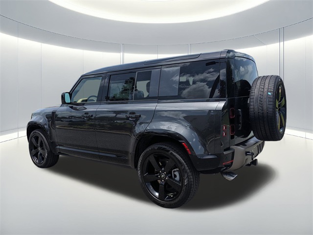 2025 Land Rover Defender 110 X-Dynamic SE photo 3