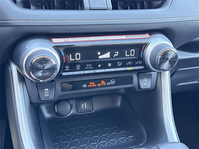 2025 Toyota RAV4 XLE photo 22