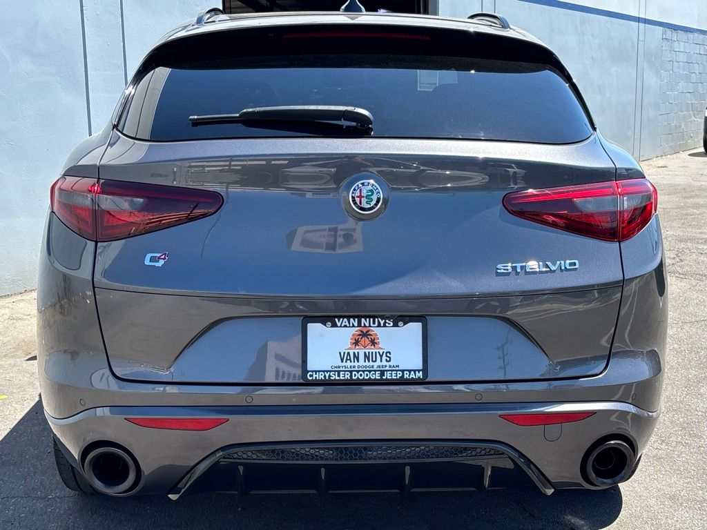 2022 Alfa Romeo Stelvio Ti photo 4