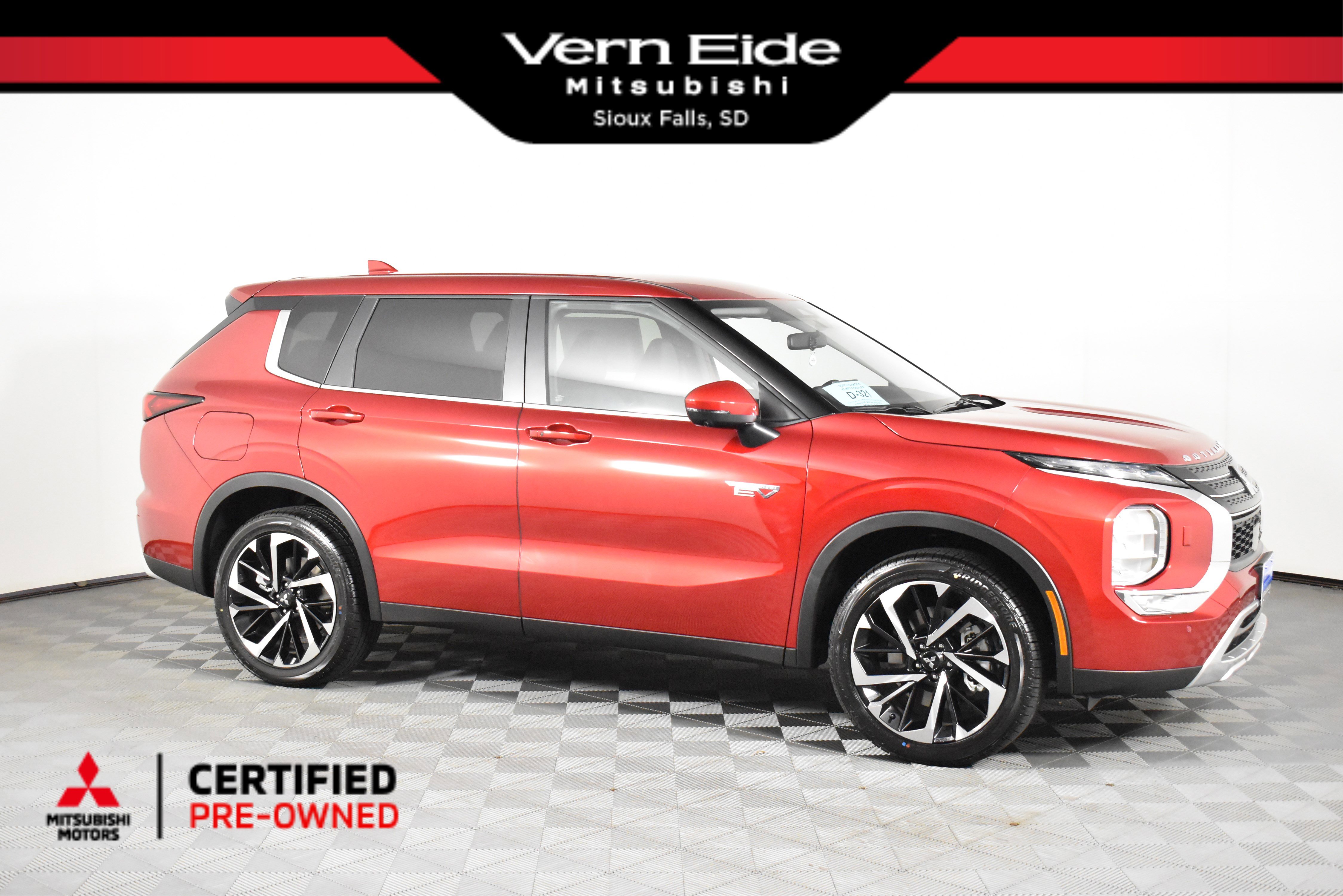 2025 Mitsubishi Outlander Plug-in Hybrid SE's photo