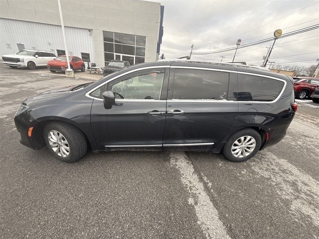 2019 Chrysler Pacifica Touring L's photo