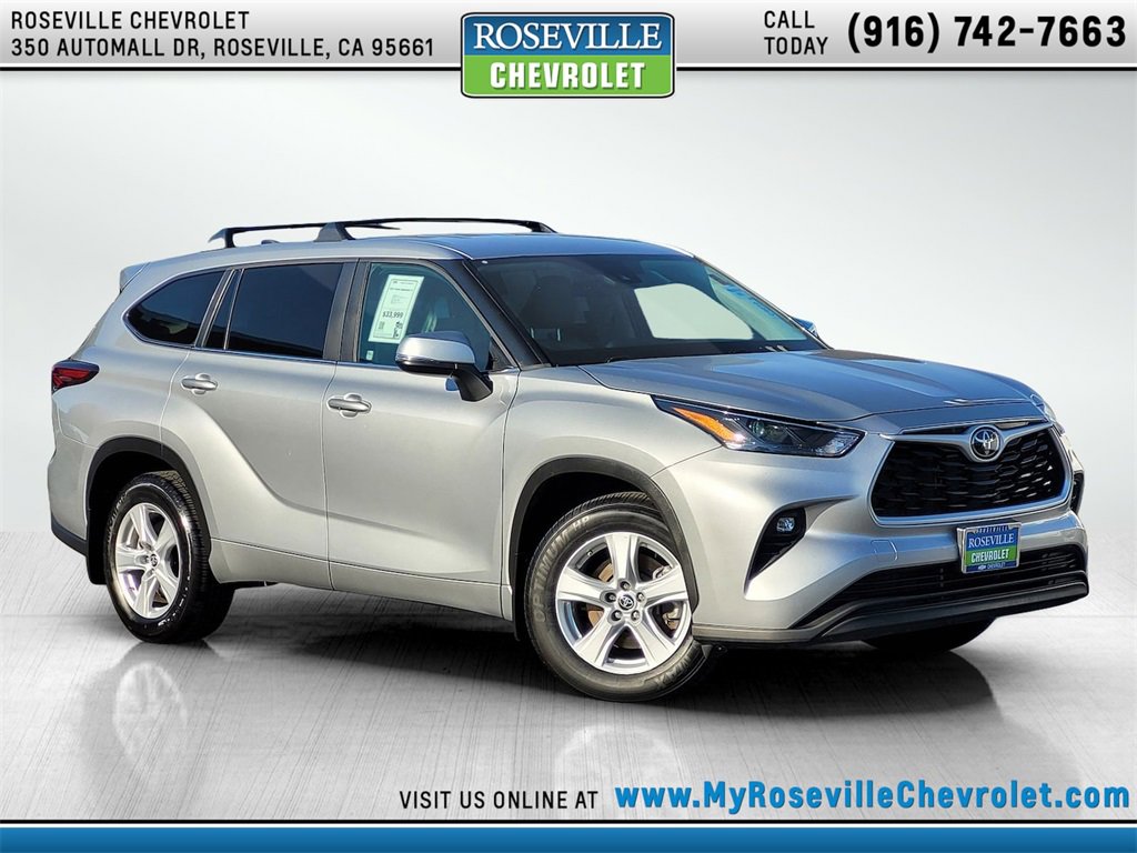 2023 Toyota Highlander LE's photo