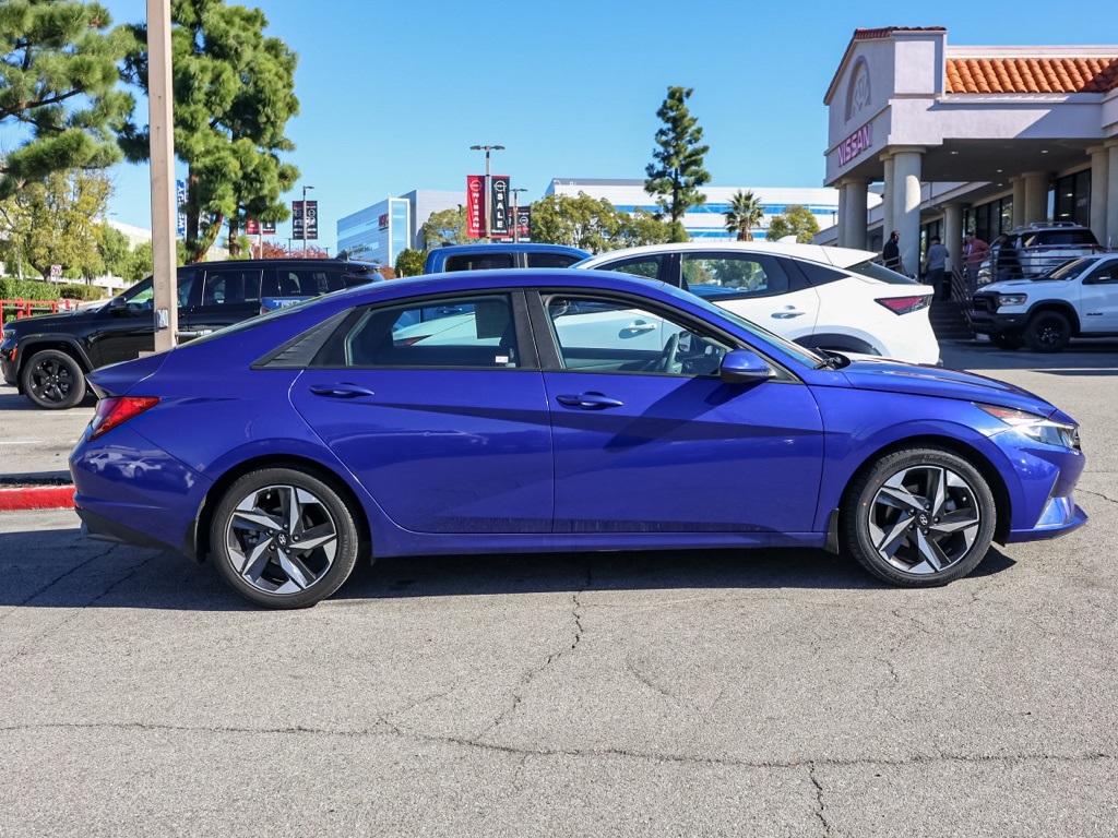2023 Hyundai Elantra SEL photo 2