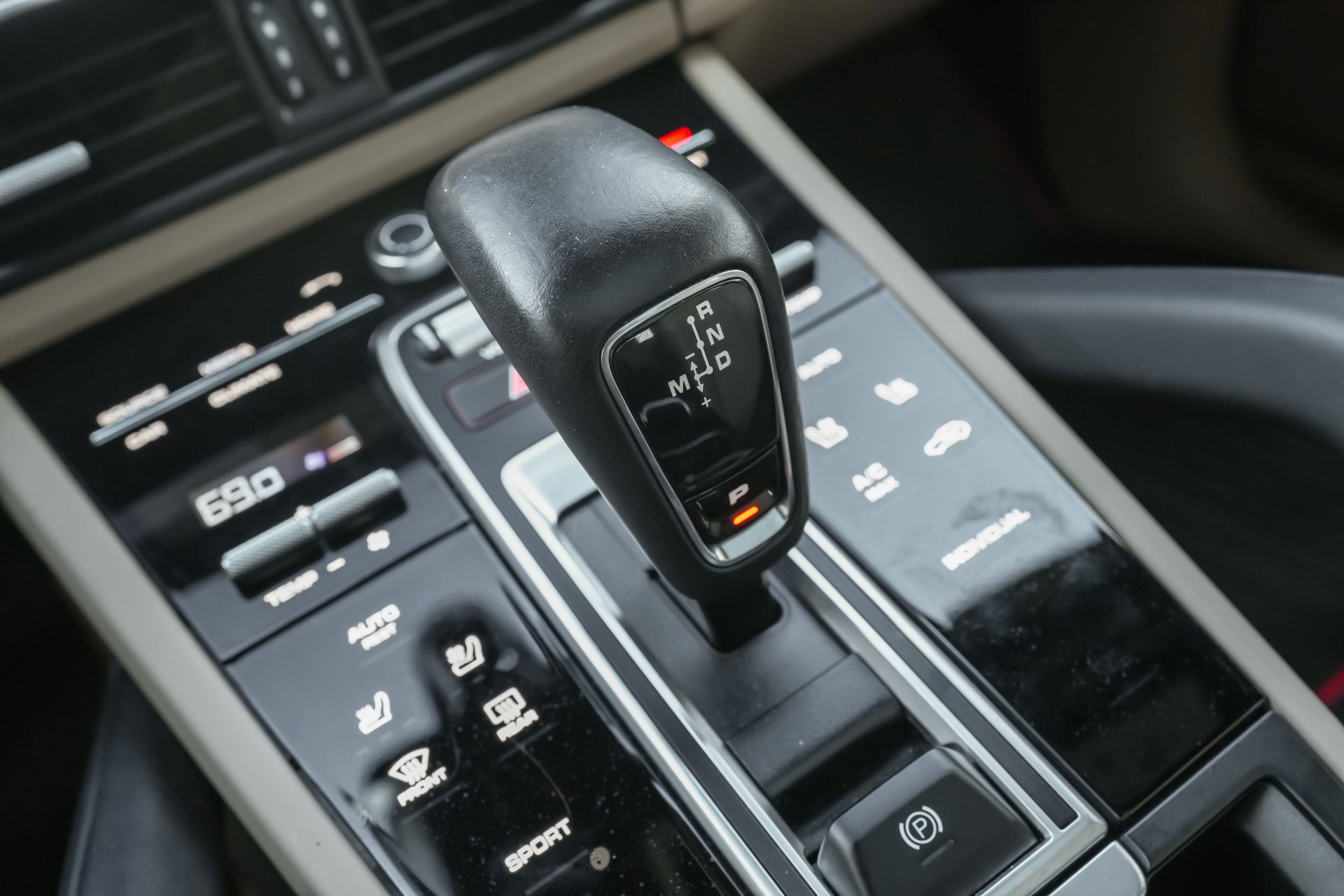 2023 Porsche Cayenne Platinum Edition photo 34