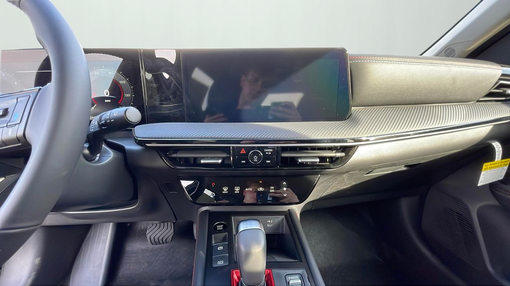 2025 Nissan Kicks SR photo 10
