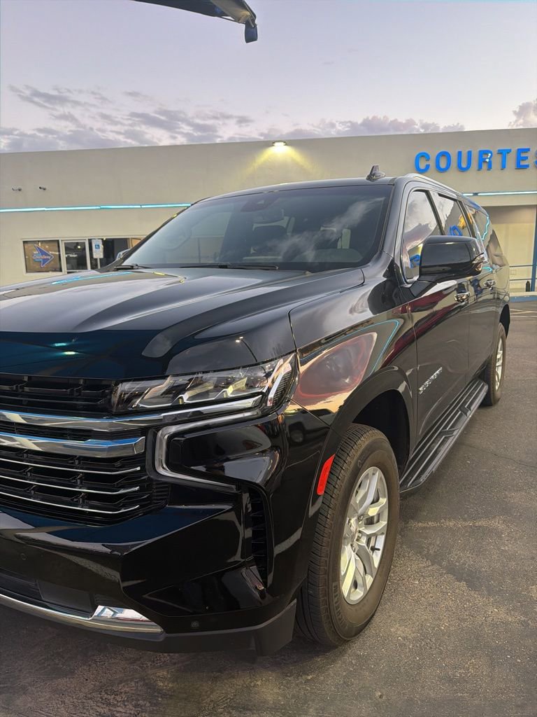 2024 Chevrolet Suburban LT photo 4