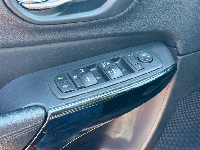 2020 Jeep Cherokee Altitude photo 35