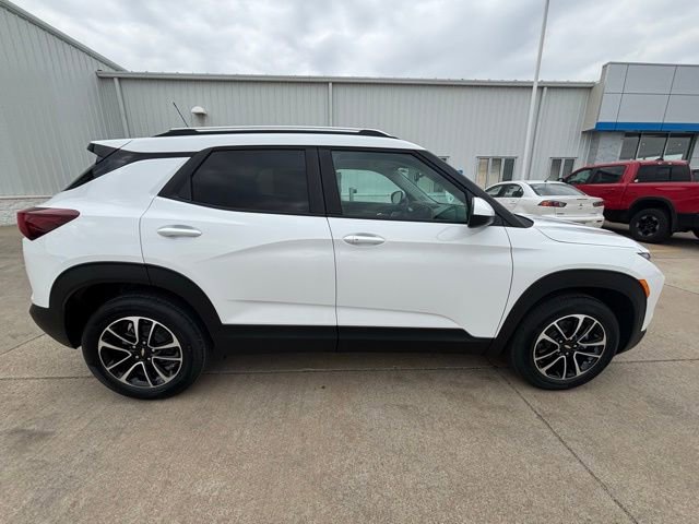 2025 Chevrolet Trailblazer LT photo 2