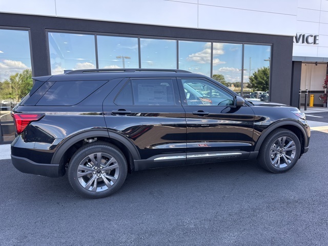 2025 Ford Explorer photo 2