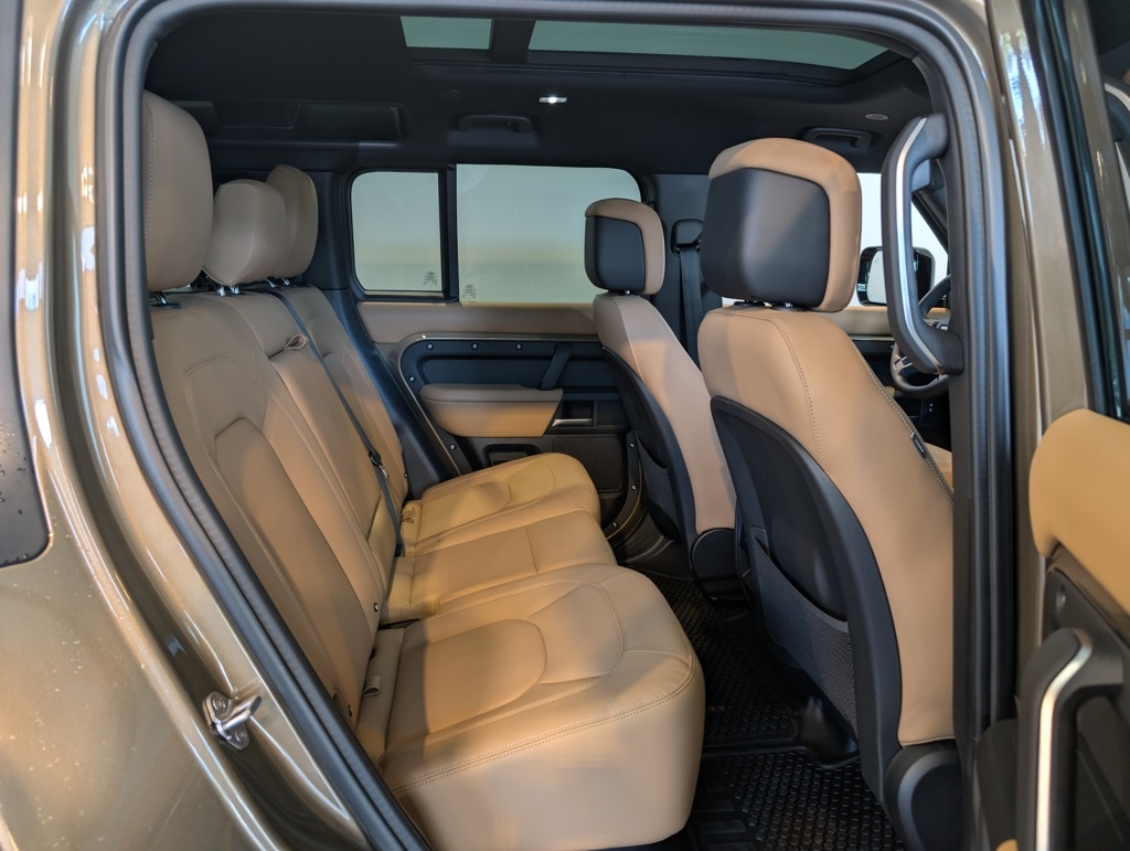 2025 Land Rover Defender 110 S photo 23