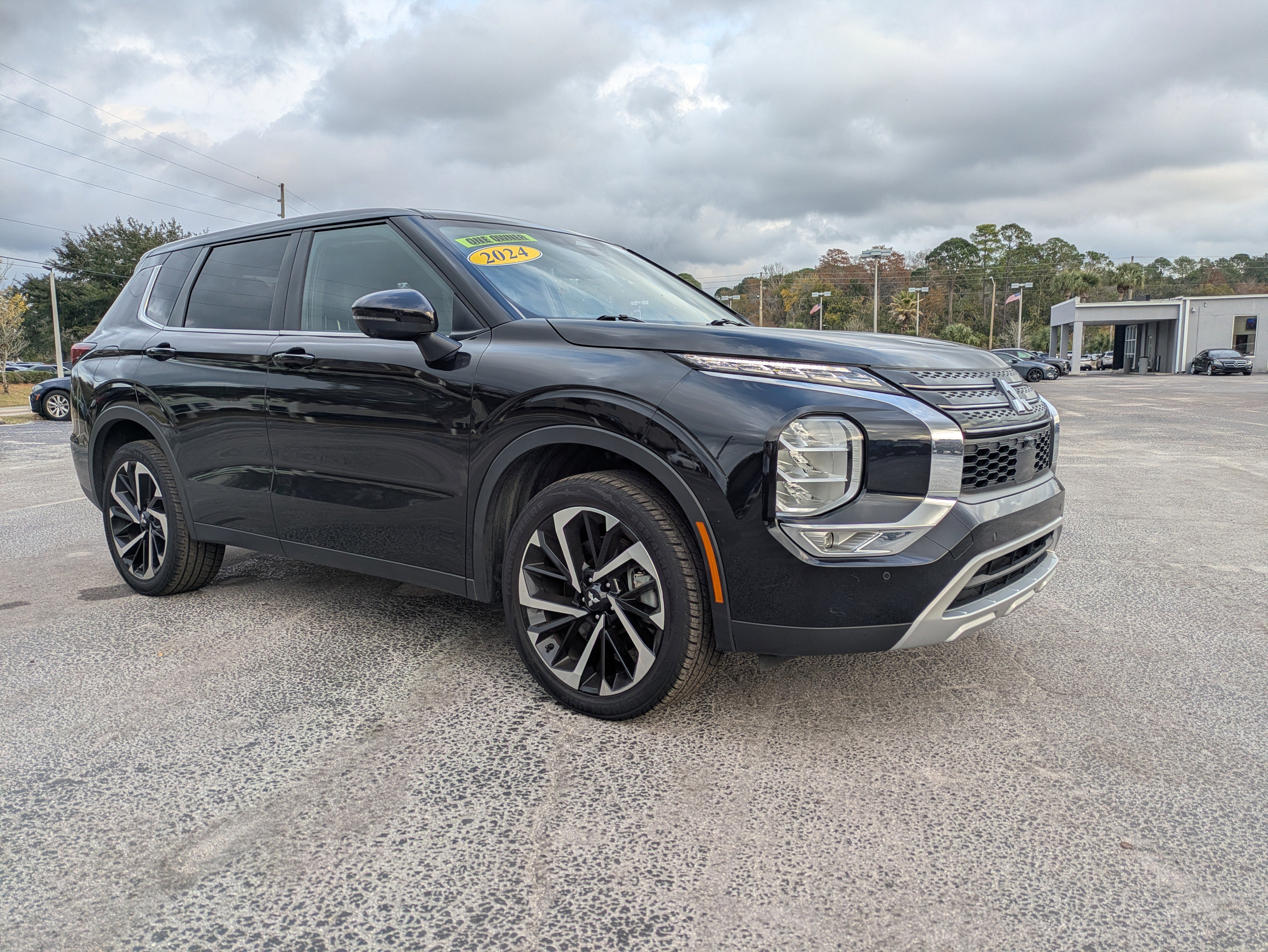 2024 Mitsubishi Outlander SE's photo