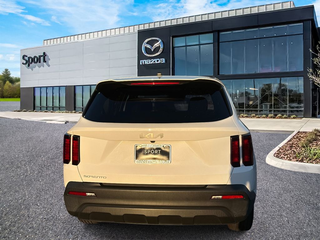 2023 Kia Sorento LX photo 4