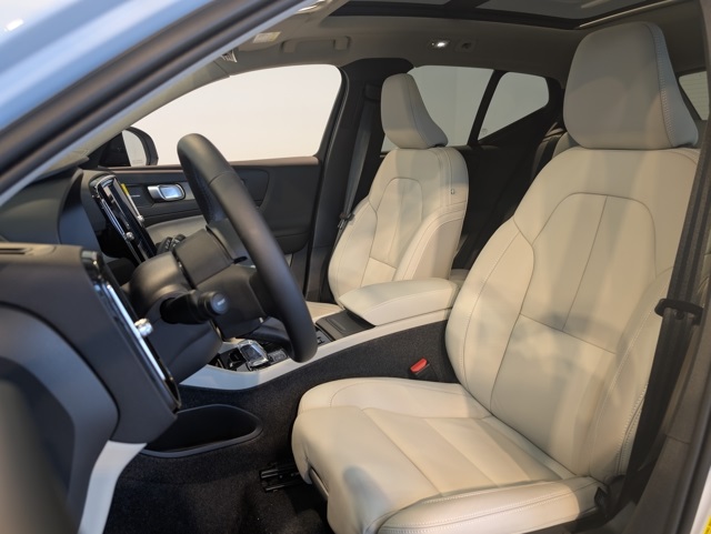 2026 Volvo XC40 photo 10