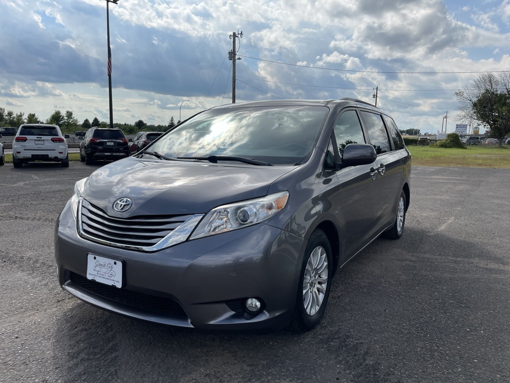 2017 Toyota Sienna XLE photo 11