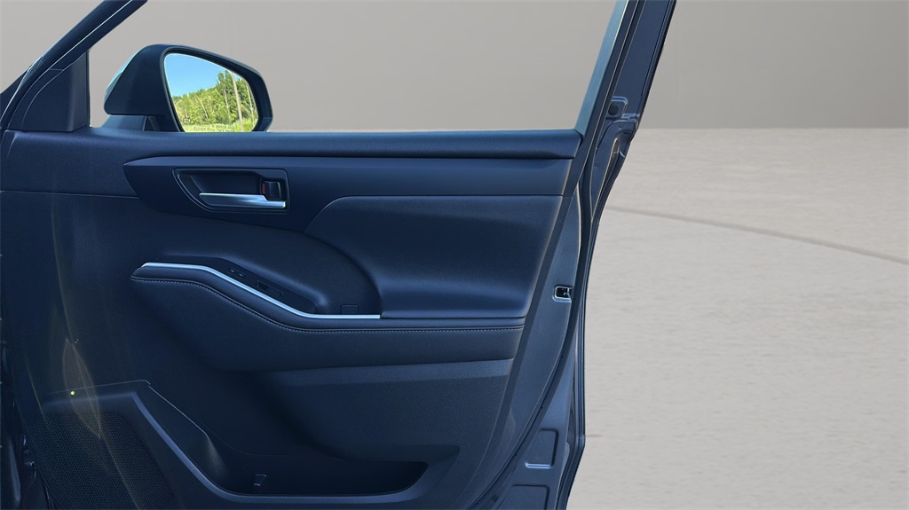 2023 Toyota Highlander XLE photo 25
