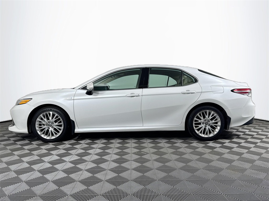 2020 Toyota Camry Hybrid XLE photo 2