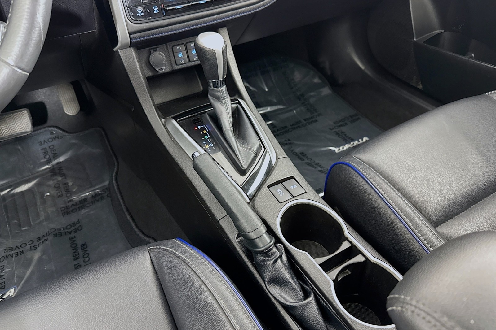 2017 Toyota Corolla XSE photo 3