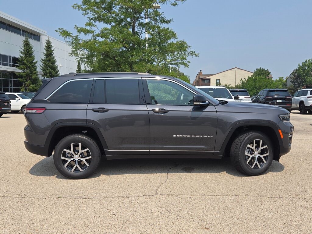 2025 Jeep Grand Cherokee Limited photo 3