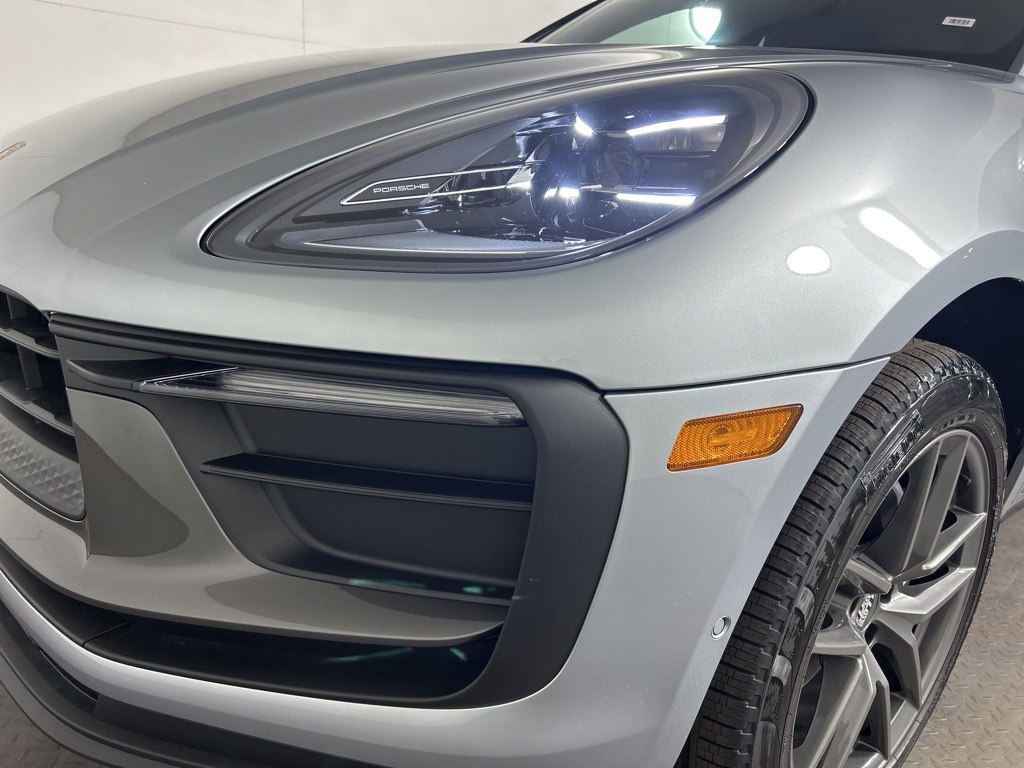 2025 Porsche Macan T photo 31