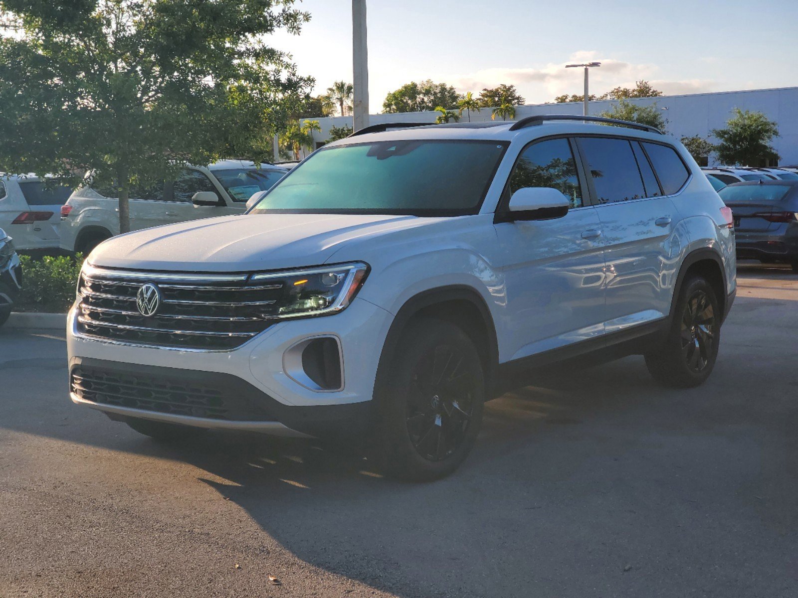 2025 Volkswagen Atlas SE Technology photo 2