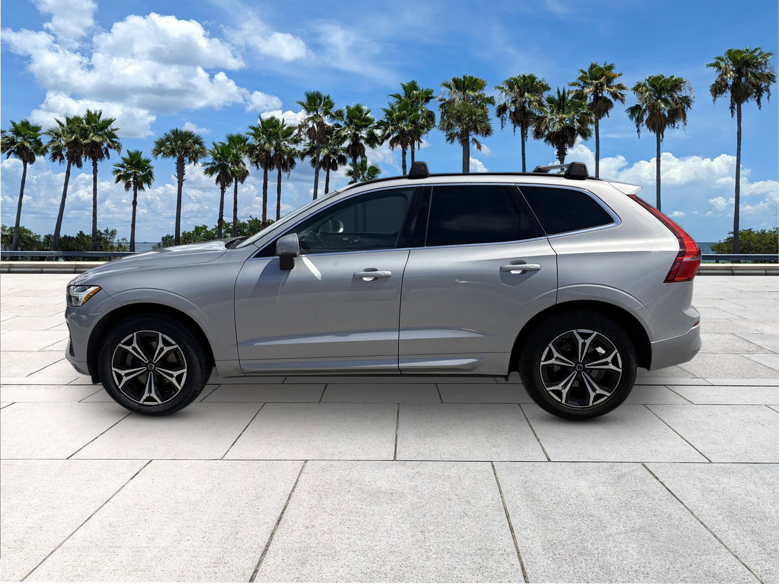 2022 Volvo XC60 Momentum photo 6
