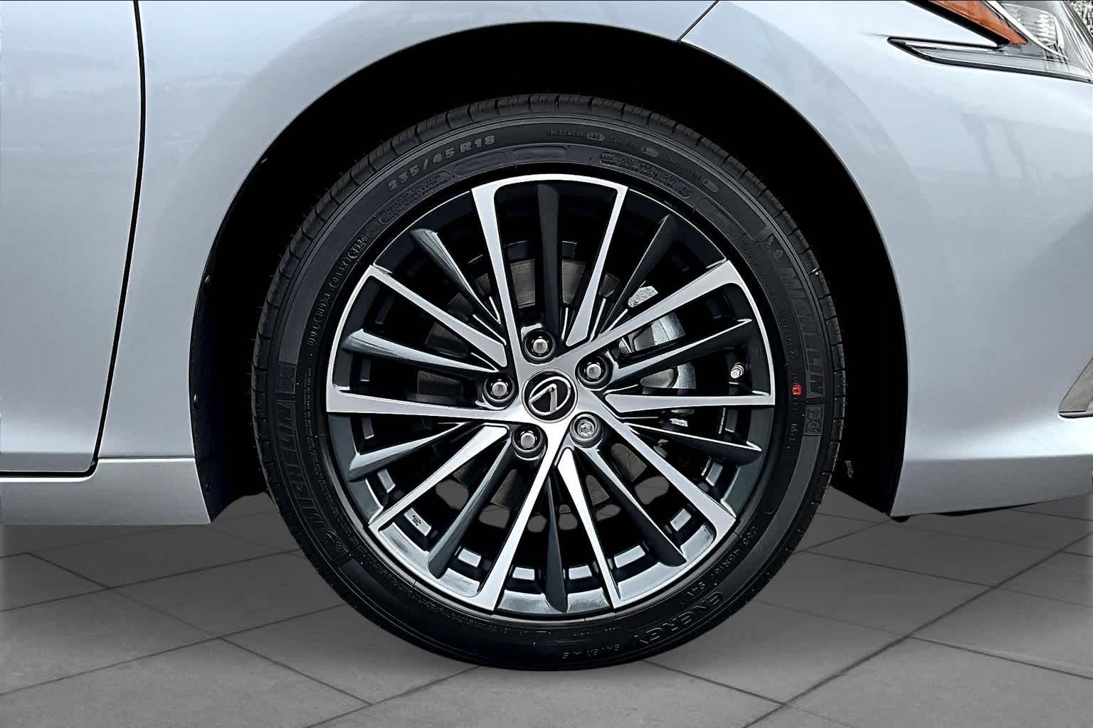 2025 Lexus ES 350 photo 9