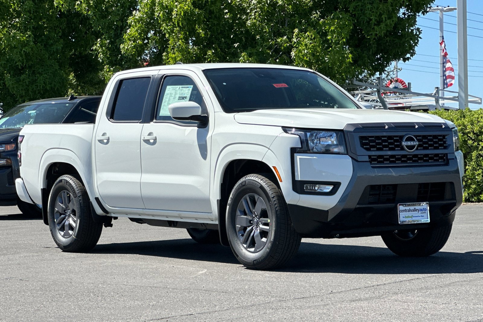 2025 Nissan Frontier SV photo 2