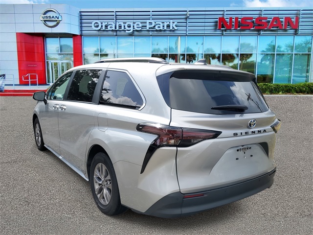 2024 Toyota Sienna XLE photo 3