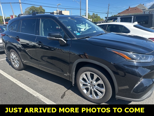 2022 Toyota Highlander Hybrid Limited photo 2
