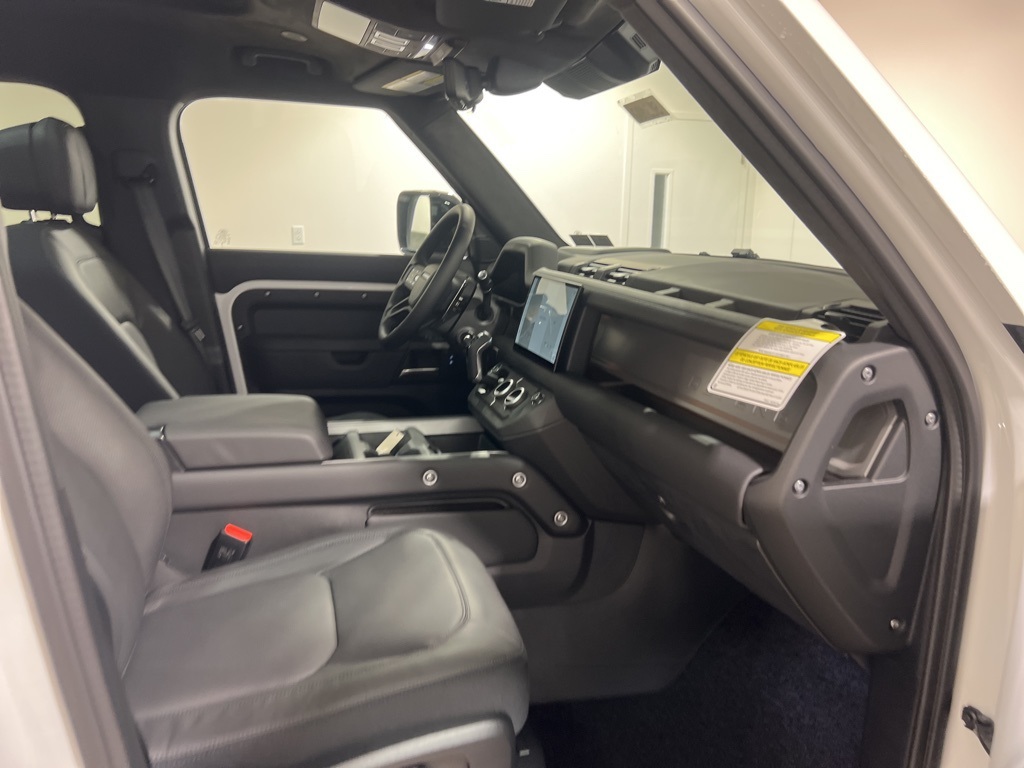 2025 Land Rover Defender 110 V8 photo 22