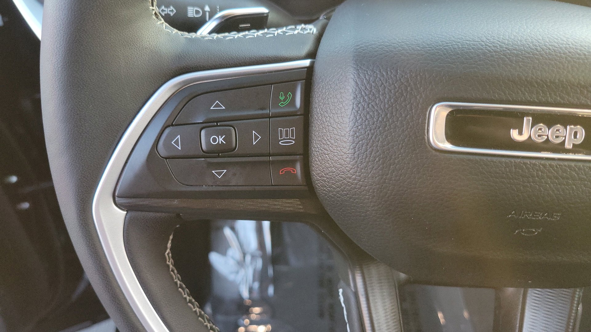 Used 2025 Diamond Black Crystal Pearlcoat Jeep Altitude X image 22