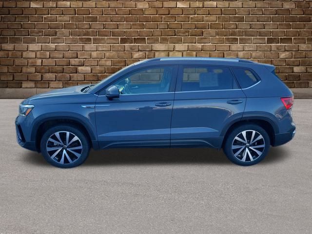 2022 Volkswagen Taos SE photo 2
