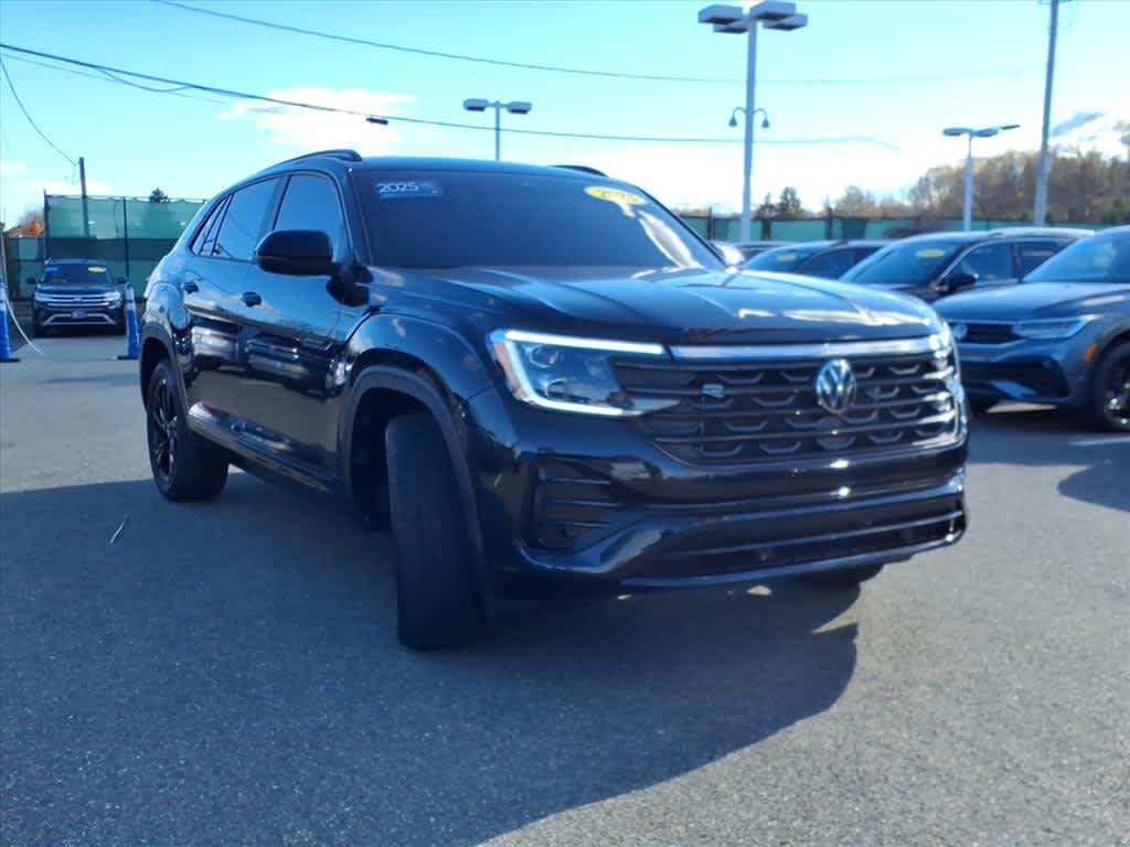 2025 Volkswagen Atlas Cross Sport SEL R-Line photo 3