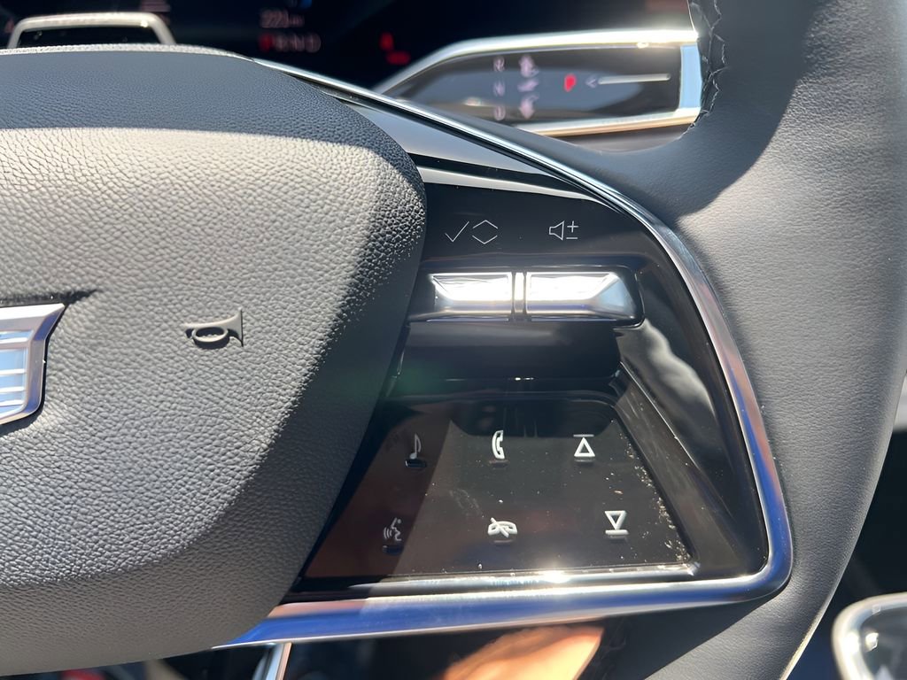 2025 Cadillac Lyriq Luxury photo 32