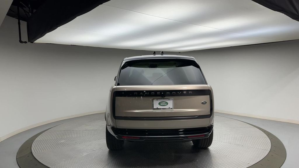 2023 Land Rover Range Rover SE photo 6