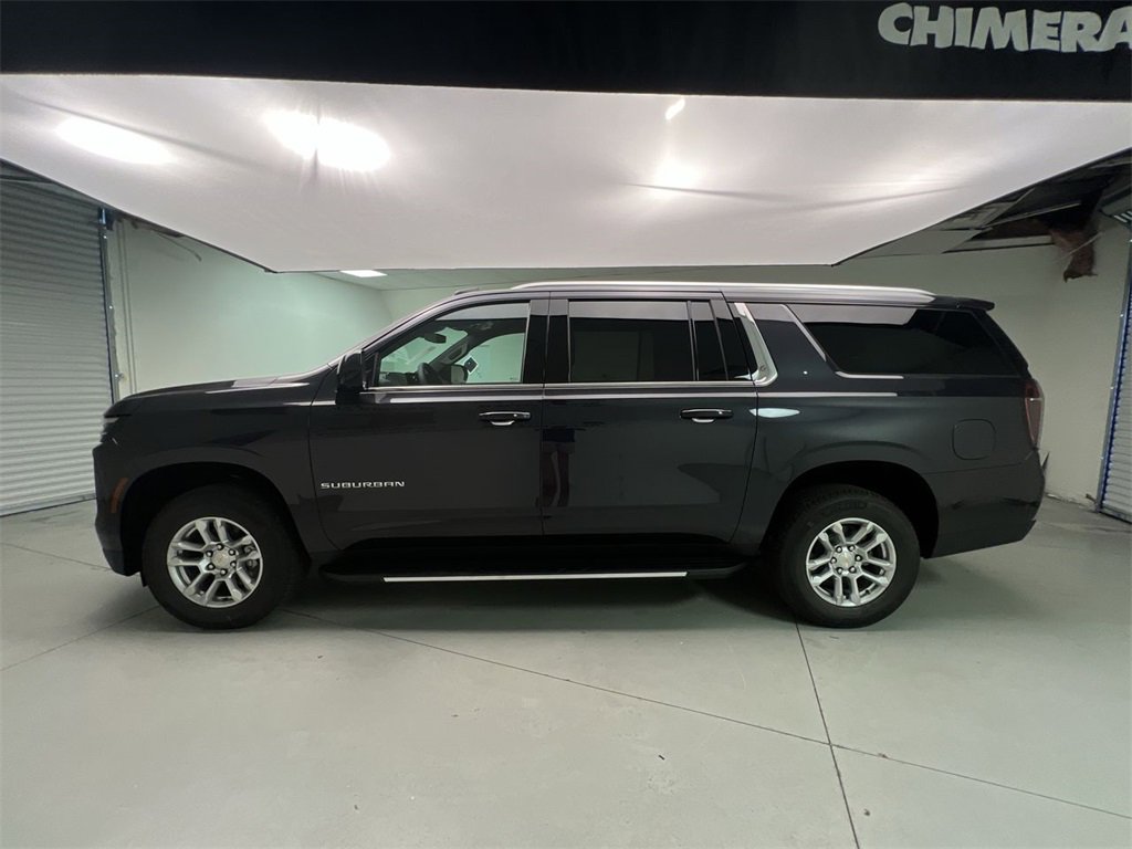 2025 Chevrolet Suburban LT photo 4