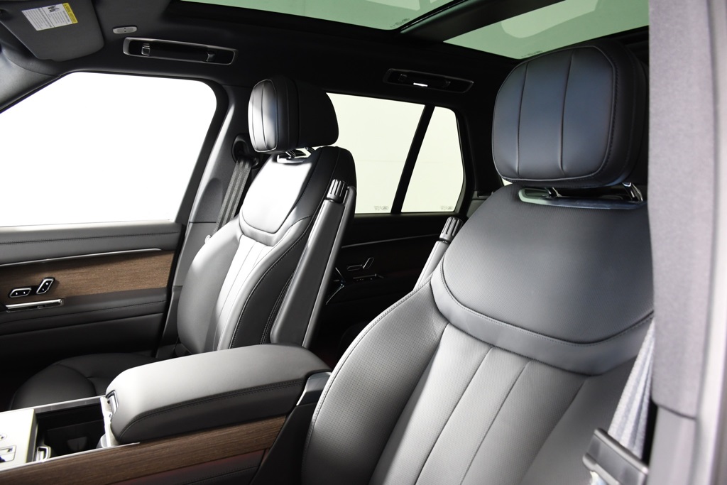 2025 Land Rover Range Rover SE photo 16