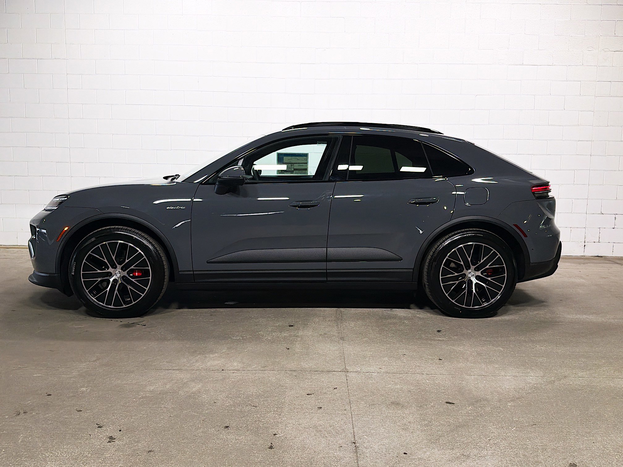 2025 Porsche Macan Electric photo 2