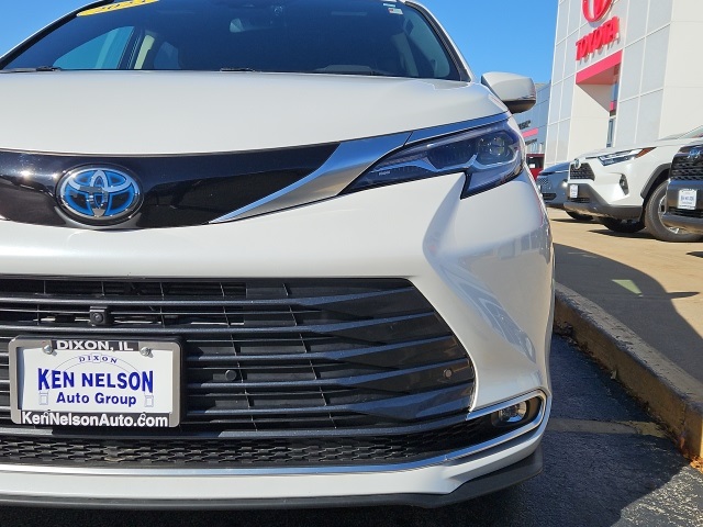 2023 Toyota Sienna Platinum photo 2