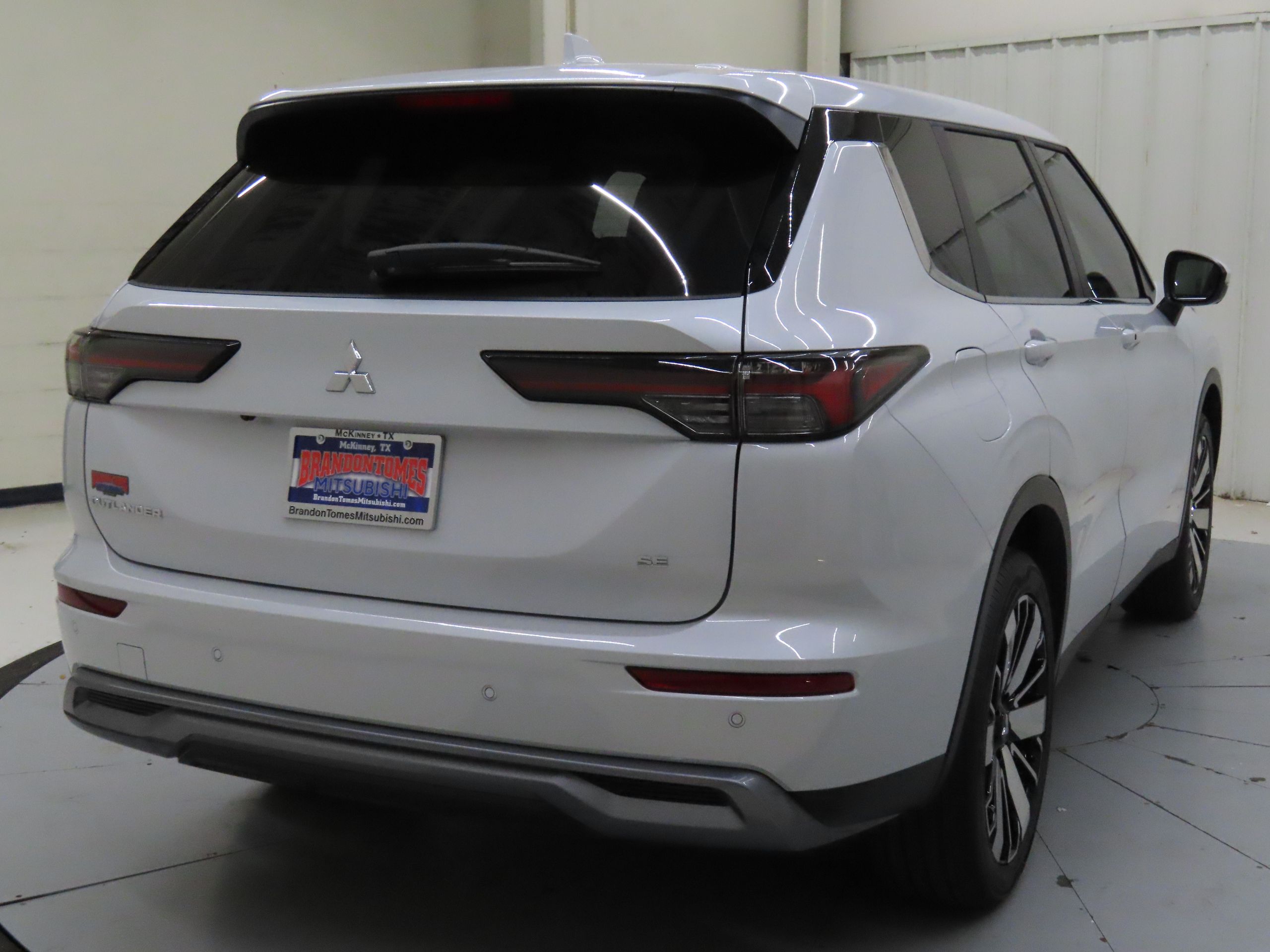 2025 Mitsubishi Outlander SE photo 2