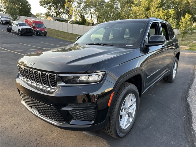 2025 Jeep Grand Cherokee Laredo X photo 2