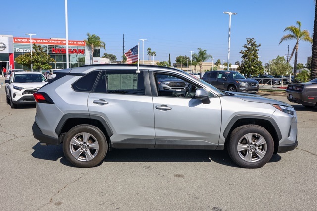 2022 Toyota RAV4 XLE photo 2