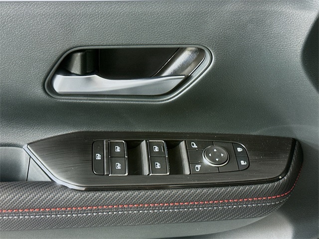 2025 Nissan Kicks SR photo 18