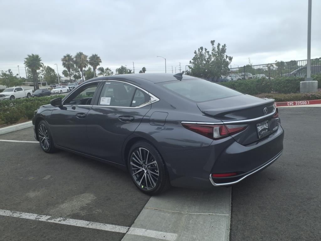 2025 Lexus ES 300h photo 6