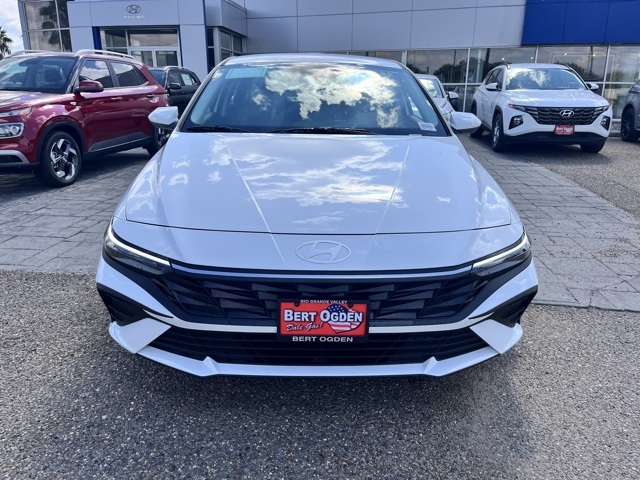 2025 Hyundai Elantra SE photo 2