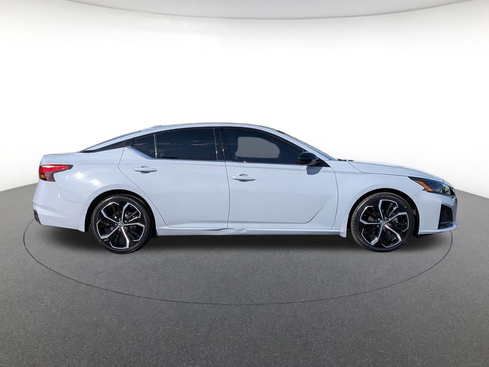 2023 Nissan Altima 2.5 SR photo 4